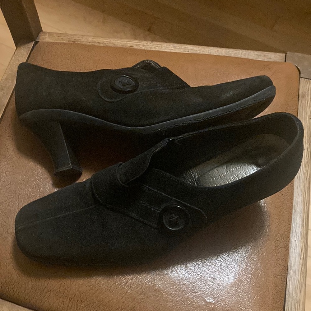 LA CANADIENNE Women’s Black Suede French Heels Low Bootie Size 9.5